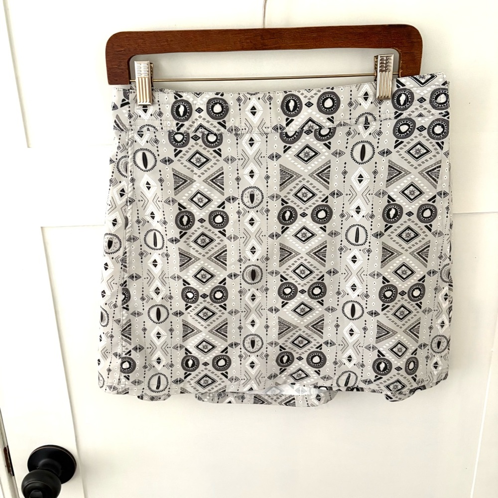 Ripskirt Hawaii Geometric Black and White Skater Skirt. Size Small.